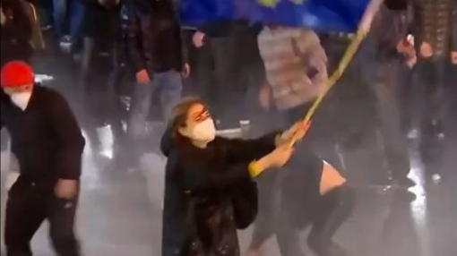 Скриншот видео с протестов в Тбилиси